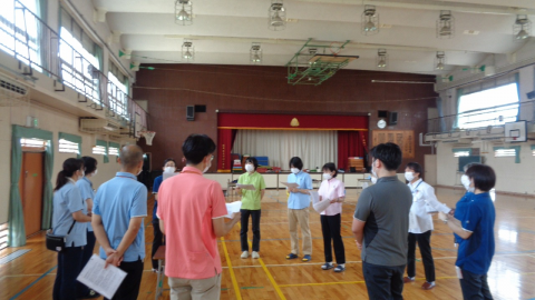 開始直前！児童と職員の動きに関して、最終打ち合わせ中です。