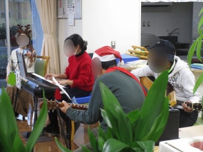 4人の演奏にフロアの人たちが鈴とカスタネットで参加しました