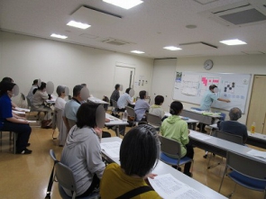 皆さん、熱心に聞いています