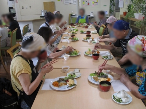 交流談話サロンでみんなで食事
