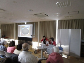 三味線の伴奏で紙芝居「曾根埼心中」