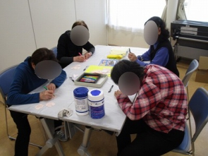 園児さんへのメッセージを書いています