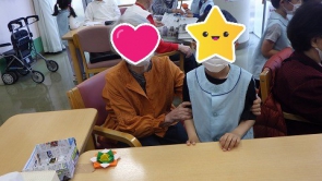 折紙のコマのプレゼント♪一緒に遊んでいます＊