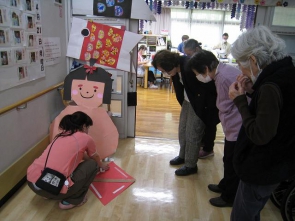 お着替え中。興味津々