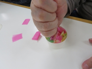 粘土にお花紙を…
