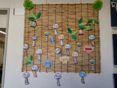色とりどり涼しげな風鈴の塗り絵を飾っています。
