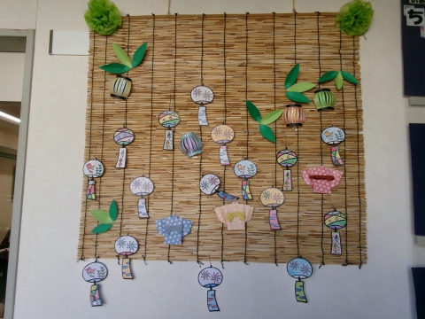 色とりどり涼しげな風鈴の塗り絵を飾っています。