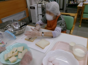 食パンをカット