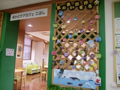 カフェ入り口の夏の飾り