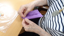 　　　　一刺し一刺しチクチクと･･･