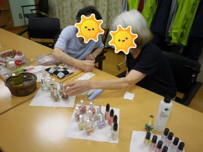 何色にしようか相談中
