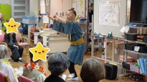 踊りに皆様見入っています。
