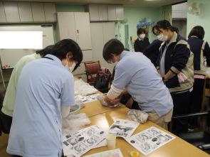 ペアになって手浴実践