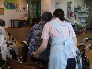 膝を、しっかりと伸ばしてから、足を動かして頂きます。