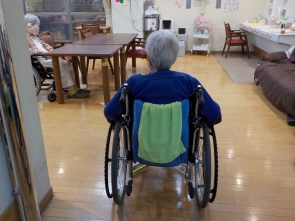 膝の痛みが強い時は、無理せず、車いすでの移動をお勧めすることもあります。