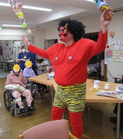 楽しそうな声に誘われて赤鬼登場!