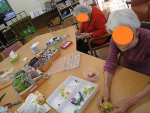 まずはビンに入れるお花やビーズを選びます