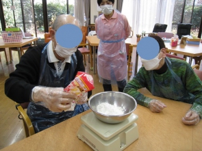 小麦粉を計ります