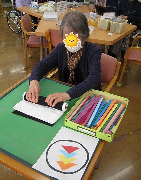 お題を見ながら同じ棒を置き巻きます。