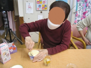 バニラアイスをのせましょう