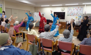 皆さん一緒に踊りましょう♪