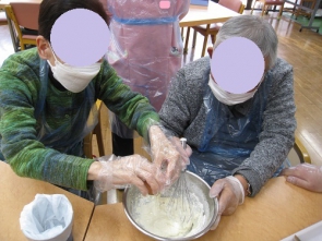 砂糖・牛乳・卵を入れて