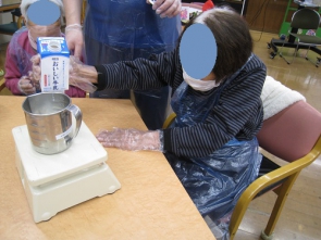 生地に入れる牛乳を計ります