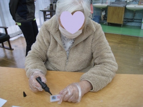 シールを貼った上からレジン液を注入