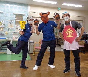 金太郎とクマと行司と仲良く記念撮影♪