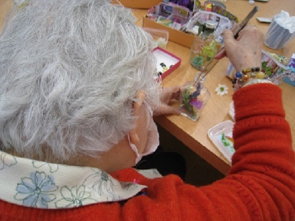 選んだらピンセットで入れていきます