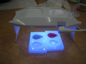 UVライトを当てます