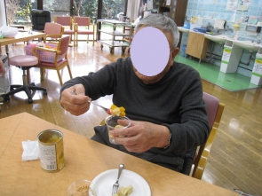 その上にフルーツをのせます