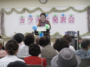 大勢の前で歌唱します