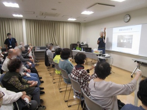 三角巾の使い方の実技の様子