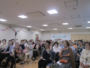 椅子が足りないぐらいの賑わい