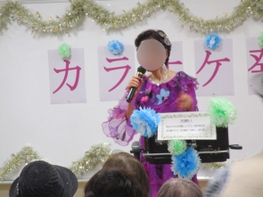 華やかな衣装に身をつつんで