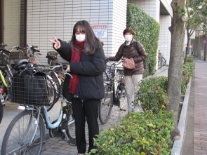 自転車に乗ってお客様のご自宅に向かいます。