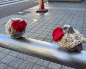 すずめのオブジェも春を待っています