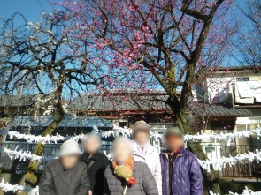 梅の前で