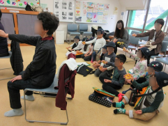 一緒に筋トレ体験中…