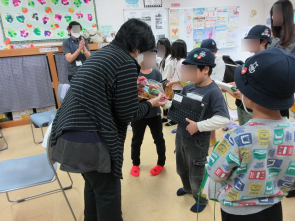 サプライズで小学生にプレゼントを渡しました