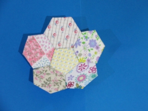 たのしく作ろう「花の六角小皿」