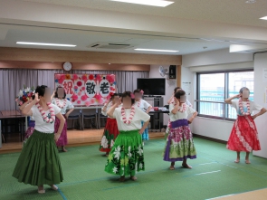 フラダンスに挑戦です