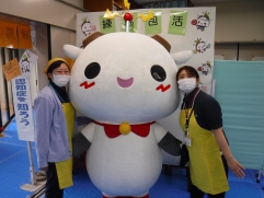 ねり丸と職員で・・・ハイチーズ!カシャ!!