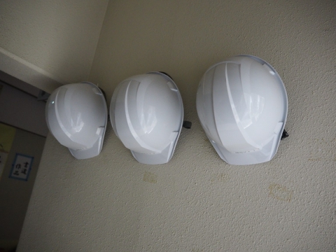 デイサービスセンターではヘルメットや防災頭巾のご用意をしています