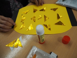 金色の三角折り紙