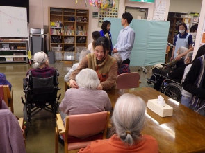 ①折り紙で作った勲章をお渡し♪