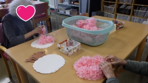 お花紙を貼ってます