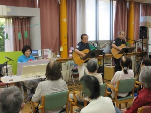ピアノとギターの演奏に合わせて歌っています。