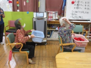 後ろ向きお手玉投げの様子です。